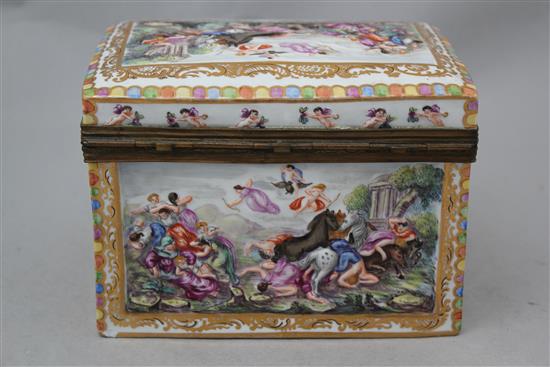 A Richard Ginori Capo di Monte style casket and cover, 17cm.